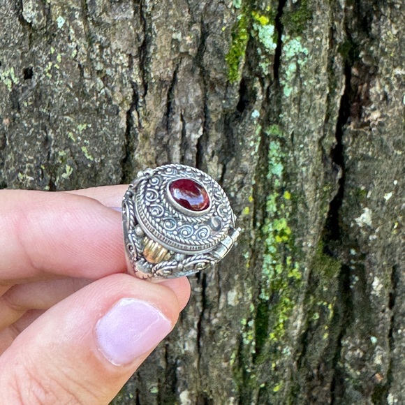 925 Sterling Silver and yellow gold vintage “poisoner’s ring” with garnet - Picture 3 of 16